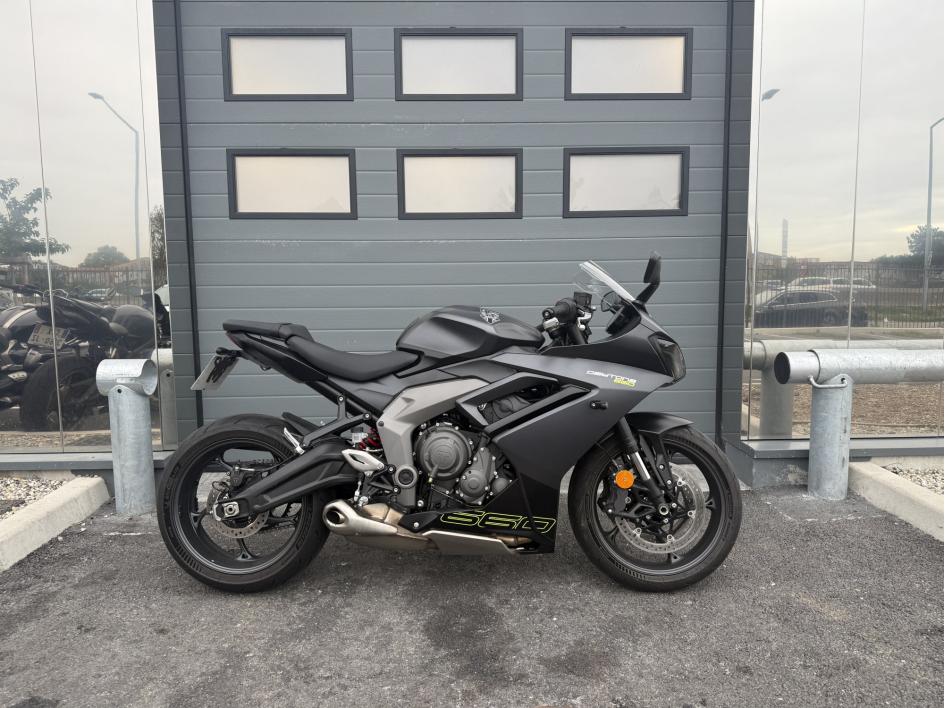 TRIUMPH 	DAYTONA 660